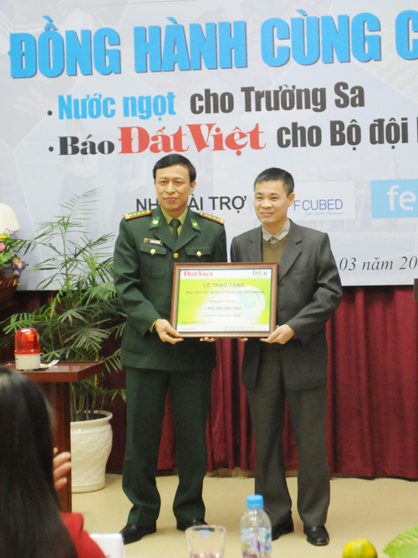 Đại diện của Báo Đất Việt trao món quà phần mềm đọc báo Đất Việt cho bộ đội biên phòng