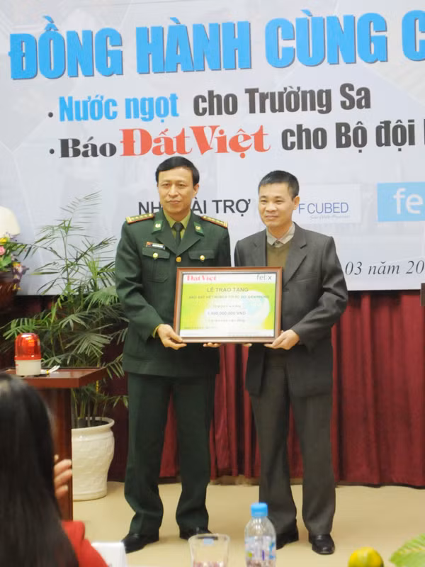 Đại diện của Báo Đất Việt trao món quà phần mềm đọc báo Đất Việt cho bộ đội biên phòng