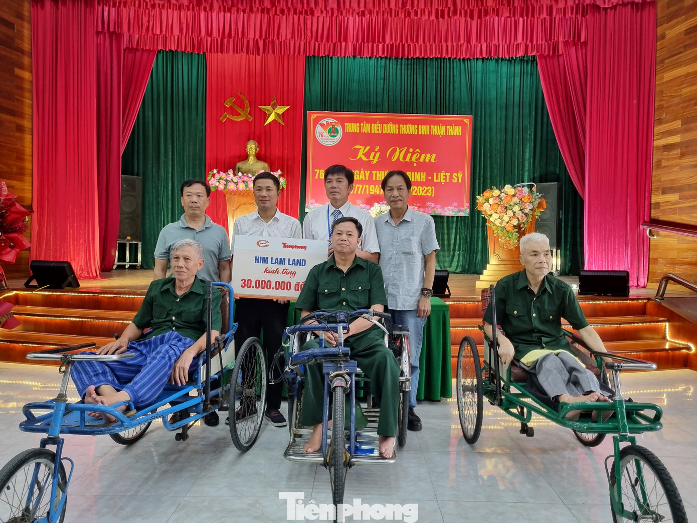 Ngày 27/7, đoàn công tác báo Tiền Phong do nhà báo Lê Minh Toản, Phó Tổng Biên tập báo Tiền Phong dẫn đầu cùng với lãnh đạo Công ty CP Kinh doanh Địa ốc Him Lam (Him Lam Land); Tổng Công ty Hàng hải Việt Nam đã đến thăm Trung tâm Điều dưỡng thương binh Thuận Thành (Bắc Ninh), Lạng Giang (Bắc Giang) và Trung tâm Điều dưỡng người có công Bắc Giang.