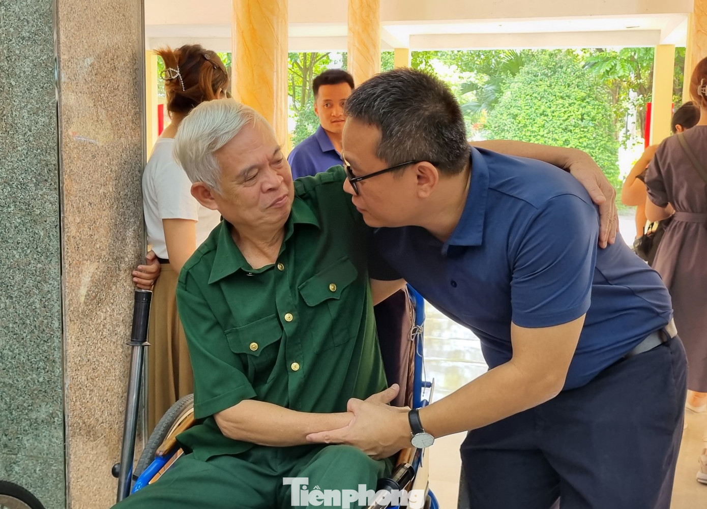 Nhà báo Hồ Sĩ Lực, Phó Trưởng Ban Bạn đọc và Công tác xã hội, báo Tiền Phong động viên các bác thương bệnh binh Trung tâm Điều dưỡng thương binh Thuận Thành.