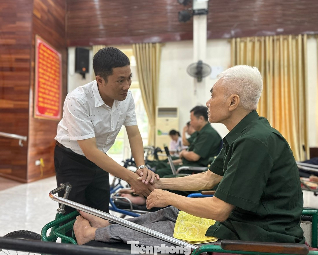 Bày tỏ sự khâm phục, biết ơn về những hy sinh, đóng góp của các thương, bệnh binh vào sự nghiệp đấu tranh và bảo vệ Tổ quốc, đồng thời sẻ chia với những khó khăn, vất vả về mặt thể chất của các thương bệnh binh, ông Nguyễn Huy Thiêm, Giám đốc Truyền thông Công ty cổ phần Him Lam chúc các bác thương bệnh binh tiếp tục giữ gìn, phục hồi sức khỏe, phát huy phẩm chất “tàn nhưng không phế”, là những tấm gương về lòng dũng cảm, đức hy sinh cho các thế hệ trẻ noi theo.