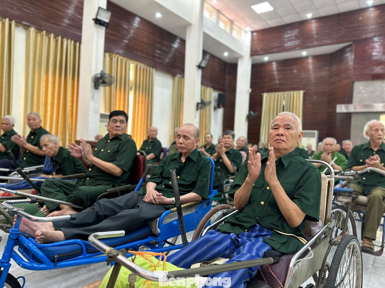 Dịp này, Công ty CP Kinh doanh Địa ốc Him Lam (Him Lam Land) trao 45 triệu đồng động viên các thương bệnh binh đang điều trị tại Trung tâm Điều dưỡng thương binh Thuận Thành (Bắc Ninh), Lạng Giang (Bắc Giang); Tổng Công ty Hàng hải Việt Nam trao 20 triệu đồng đến các bác tại Trung tâm Điều dưỡng người có công tỉnh Bắc Giang