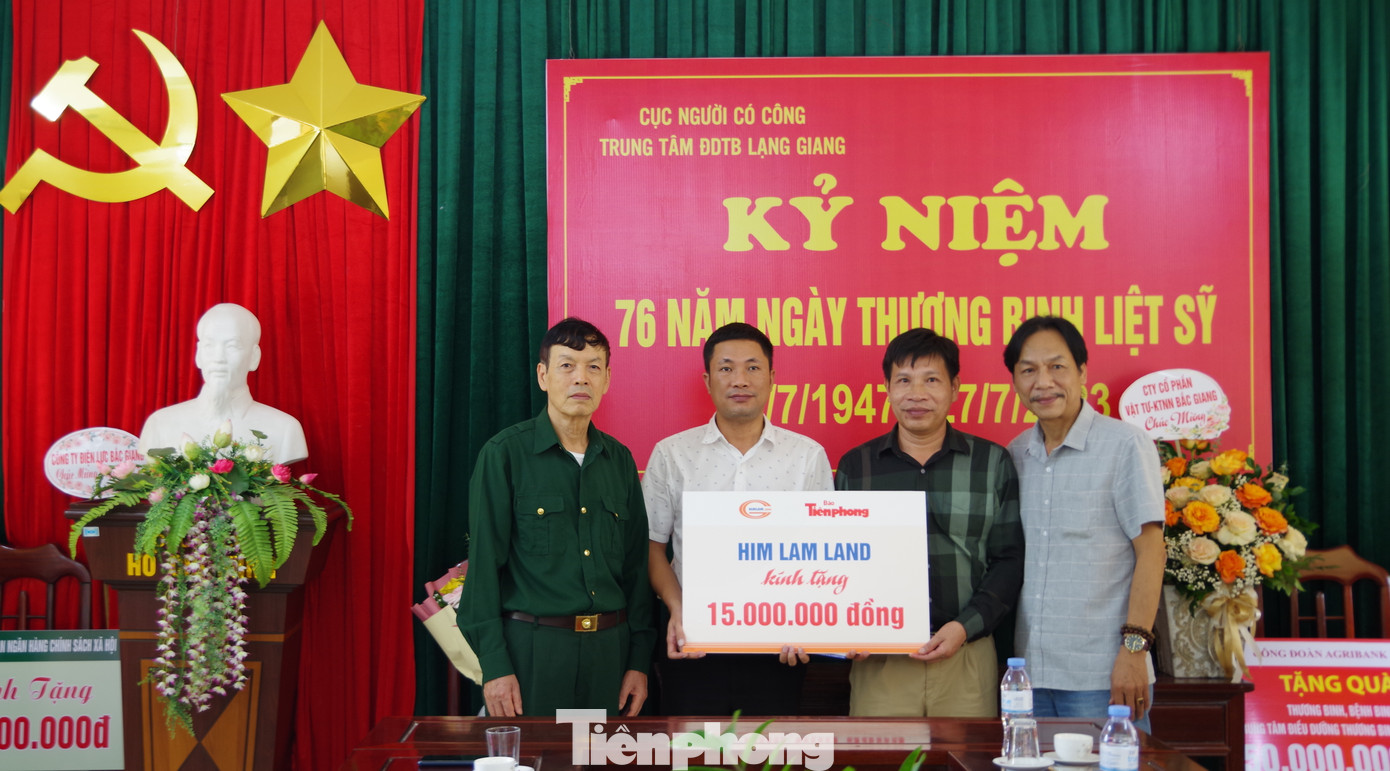 Đoàn công tác tặng quà các bác thương bệnh binh Trung tâm Điều dưỡng thương binh Lạng Giang.