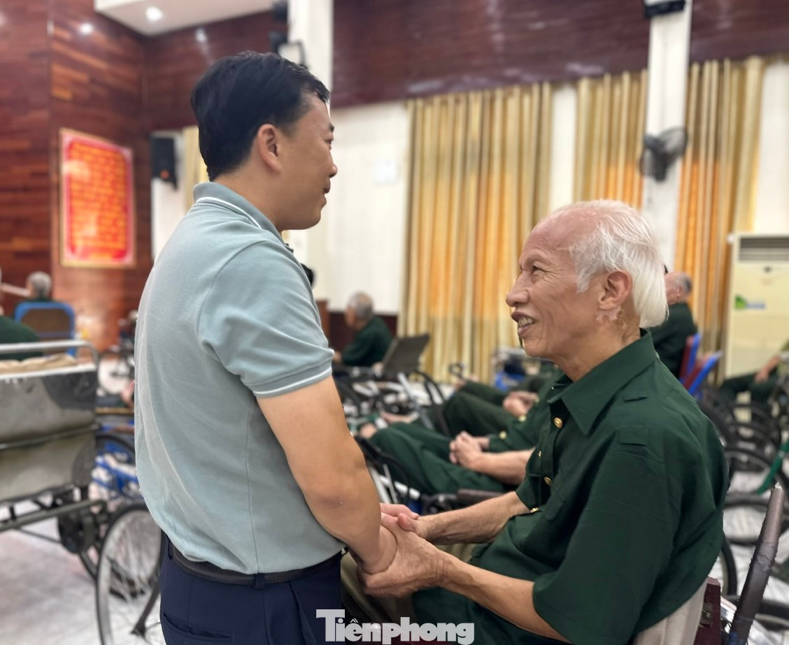 Nhà báo Nguyễn Minh Tuấn, Phó Tổng Thư ký toà soạn báo Tiền Phong động viên các bác thương binh.