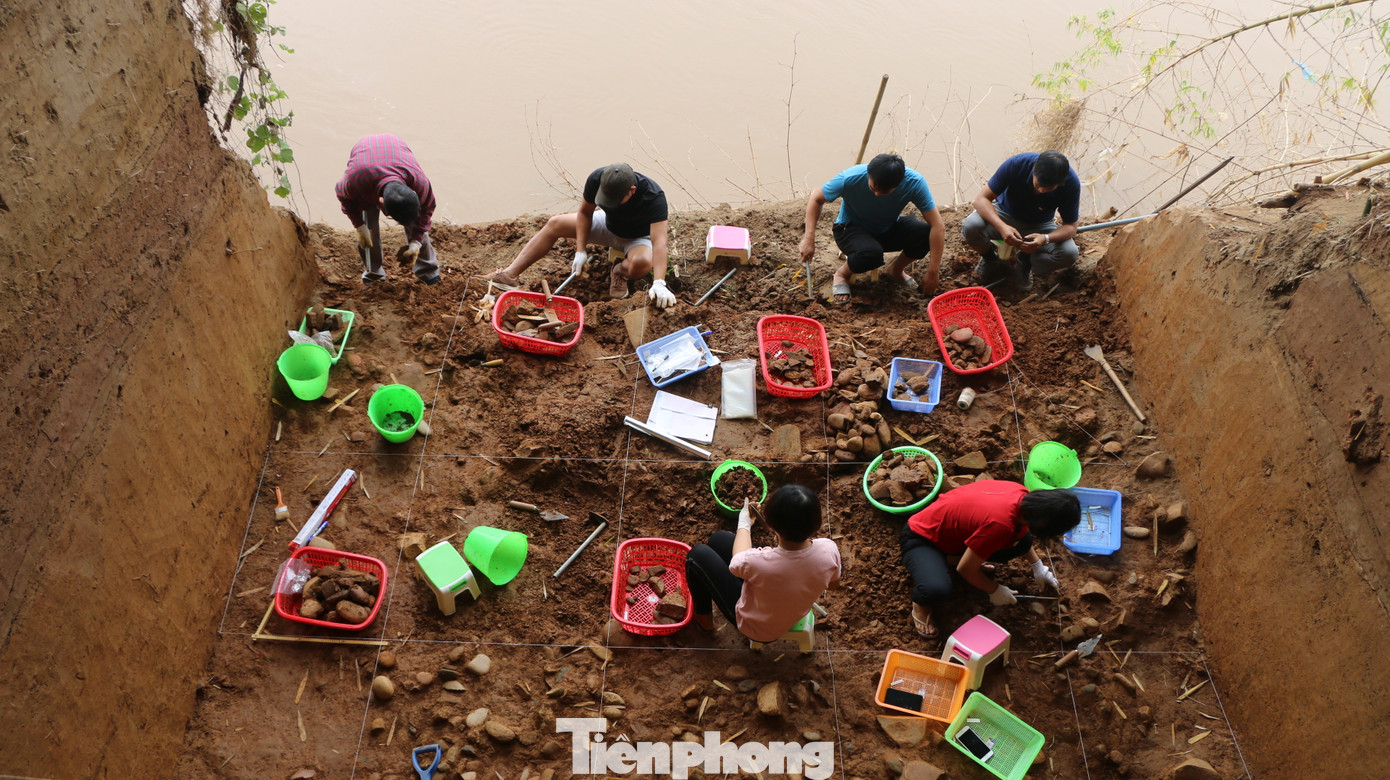 Các nhà khảo cổ học Việt Nam khai quật di chỉ Tuần Quán.