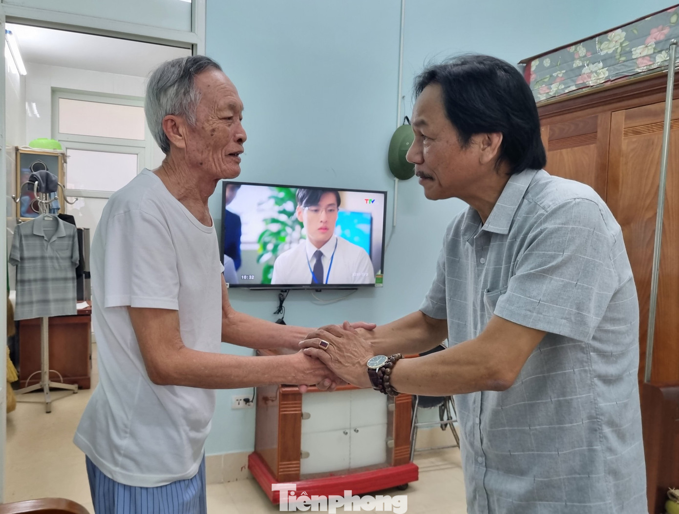 Phó Tổng biên tập báo Tiền Phong Lê Minh Toản đến các phòng thăm hỏi, động viên các bác thương bệnh binh ở Trung tâm Điều dưỡng thương binh Lạng Giang.