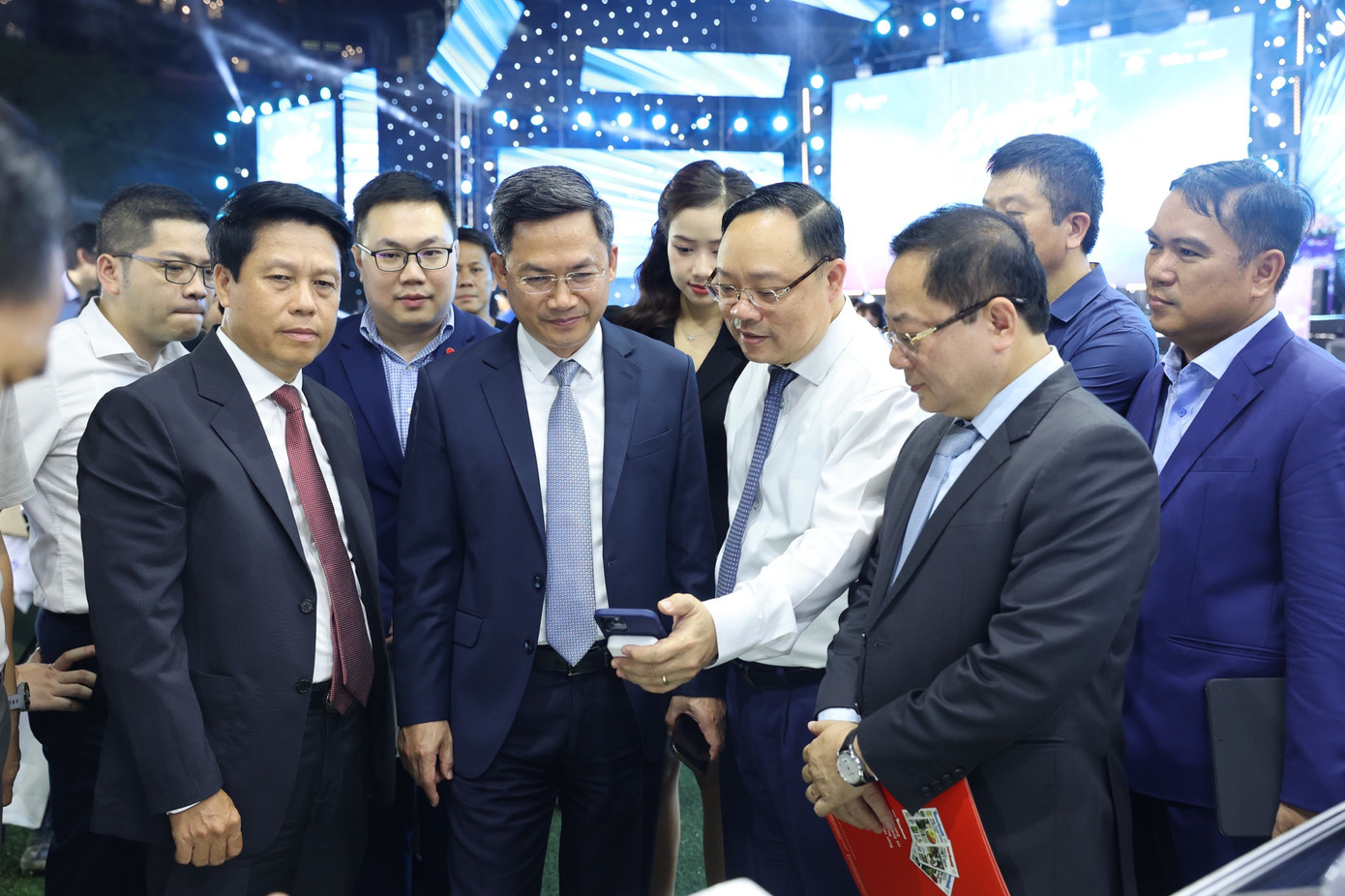 Các đại biểu tham quan các gian hàng và trải nghiệm ứng dụng thanh toán không dùng tiền măt (Ảnh: Trọng Tài). Các đại biểu tham quan các gian hàng và trải nghiệm ứng dụng thanh toán không dùng tiền măt (Ảnh: Trọng Tài).