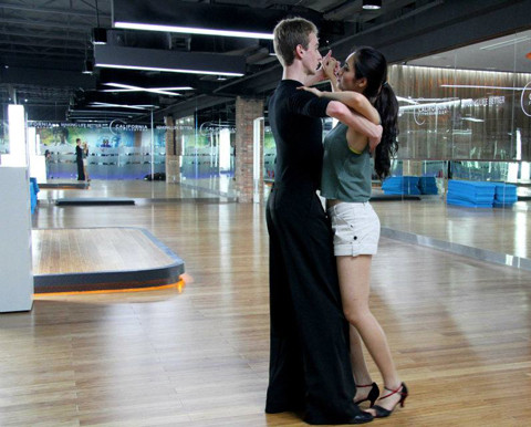 "Hristo khá kiên nhẫn, và nhìn cậu ấy mà xem, rất chuyên nghiệp! Một chút ngại ngùng cảm nhận được trên gương mặt của cậu ấy, nhưng không sao, ngày mai chúng ta sẽ quen thôi Hristo ạ!" .