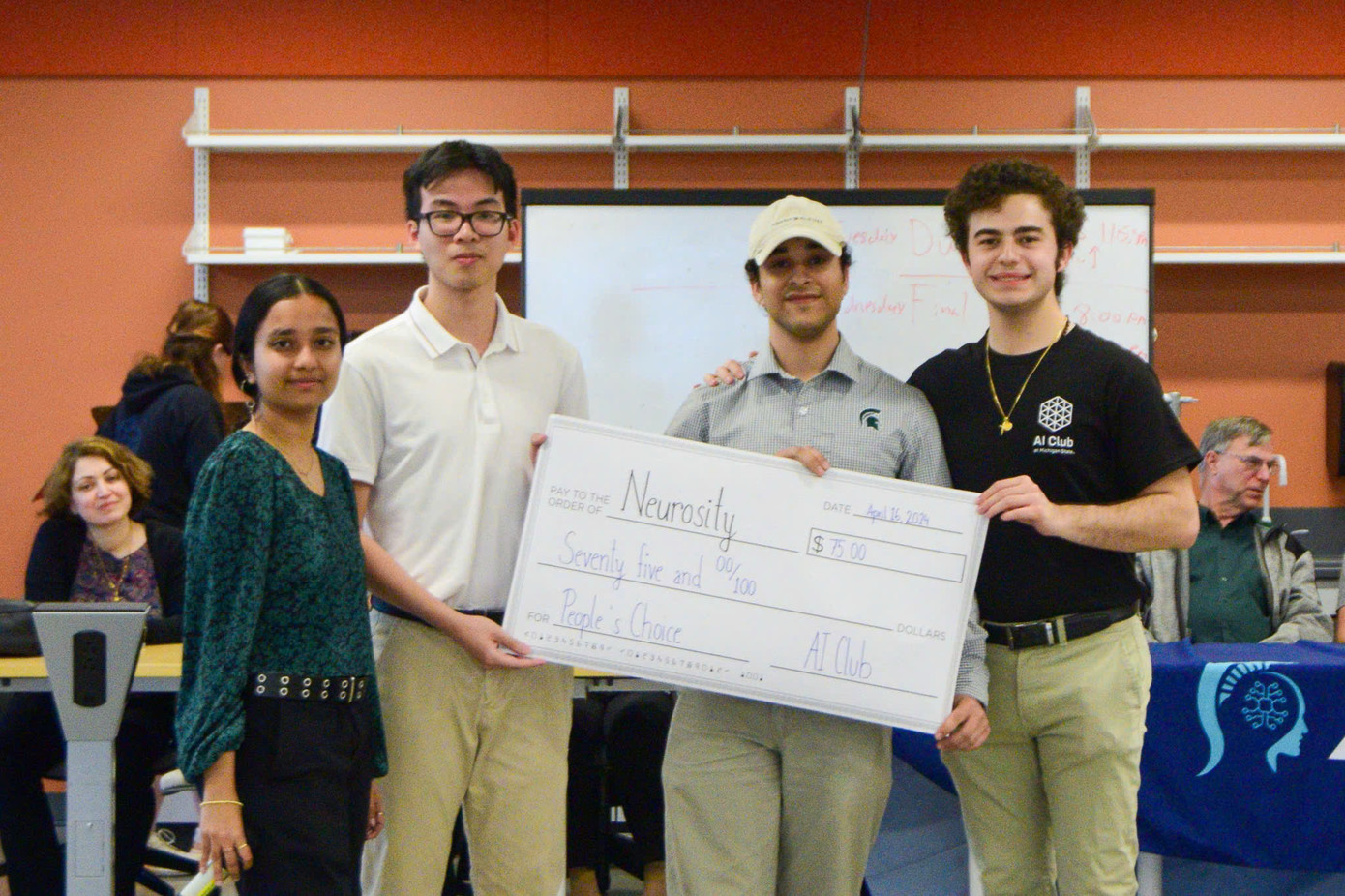 “Giữa nước Mỹ rộng lớn, mình học cách sống giản dị và kiên cường như cách Bác từng đi qua thế giới với trái tim luôn hướng về Việt Nam” – Phạm Tuấn Nhật Minh, sinh viên năm cuối tại Michigan State University (thứ 2 từ trái sang).