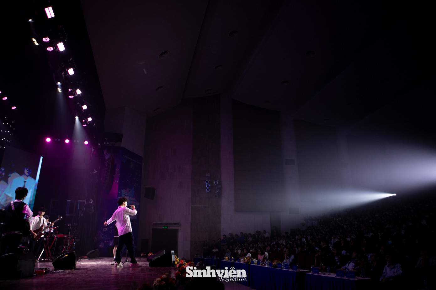 Sự hòa quyện tinh tế giữa âm hưởng truyền thống và hiện đại đã tạo nên những tiết mục đặc sắc. Các nhạc cụ dân tộc như sáo trúc, đàn bầu, đàn tranh, đàn nhị được phối hợp ăn ý với âm nhạc điện tử, mang đến những trải nghiệm âm nhạc mới lạ. Bên cạnh đó, các ca khúc trữ tình bất hủ được hòa âm, phối khí làm mới, khơi dậy những cảm xúc sâu lắng trong lòng khán giả.