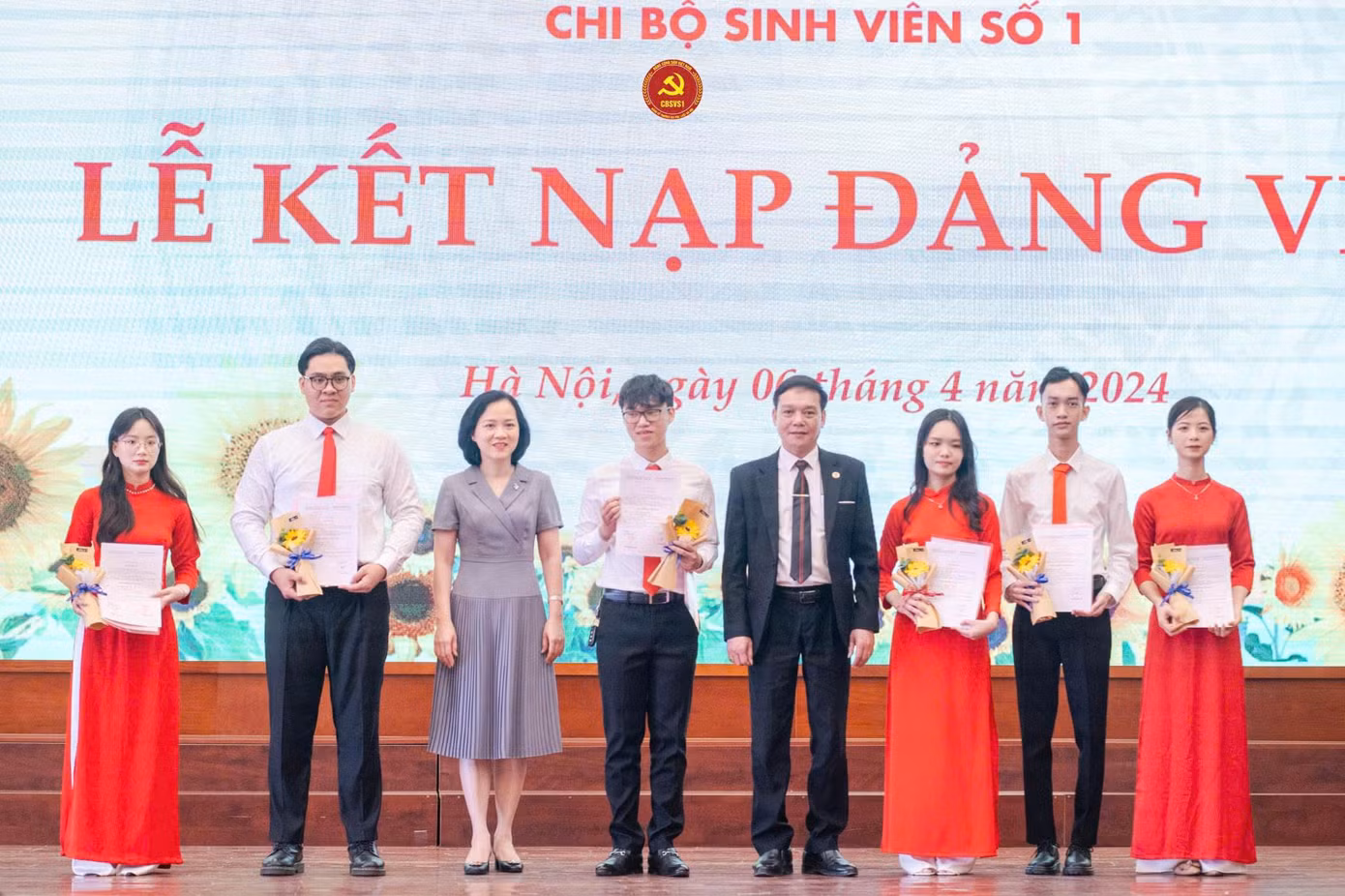 Vinh dự là Đoàn viên ưu tú được kết nạp Đảng viên tại Đảng ủy trường Đại học Luật Hà Nội vào tháng 4 năm 2024.
