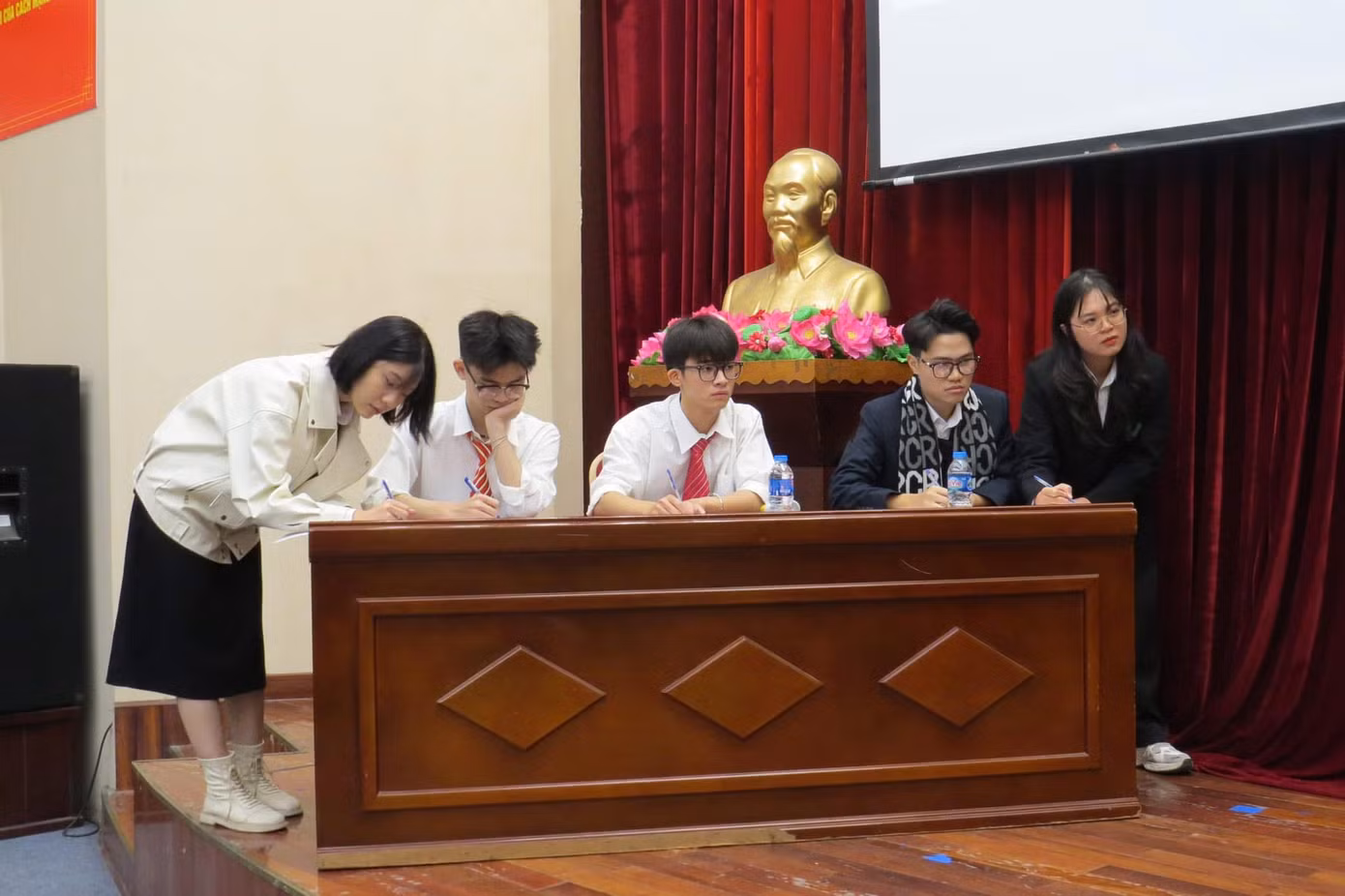 Khánh Ly tham gia cuộc thi HNUE Debate.