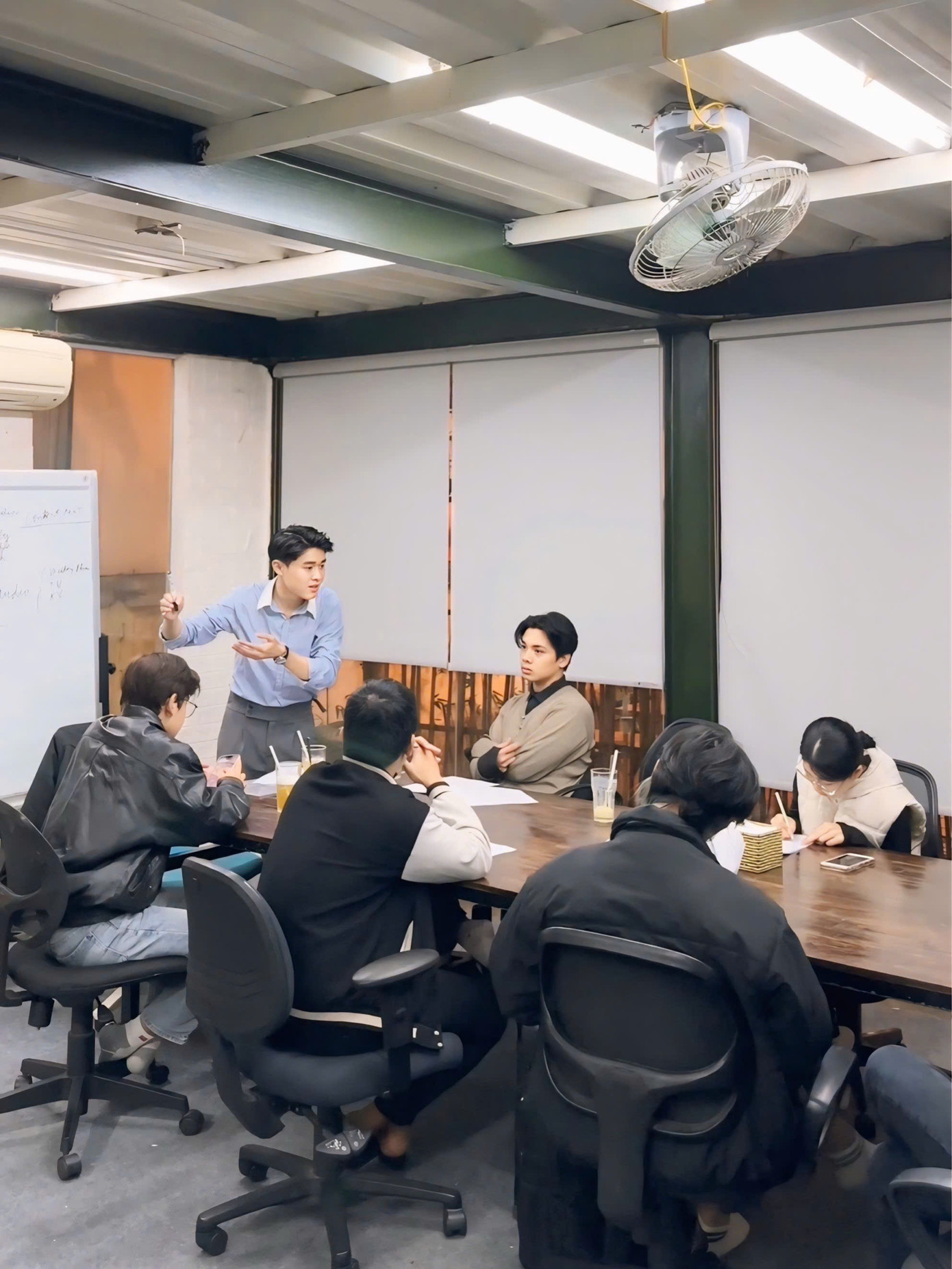 Nguyễn Phúc Nhương cùng đội ngũ nhân sự họp chuẩn bị cho dự án sắp tới.