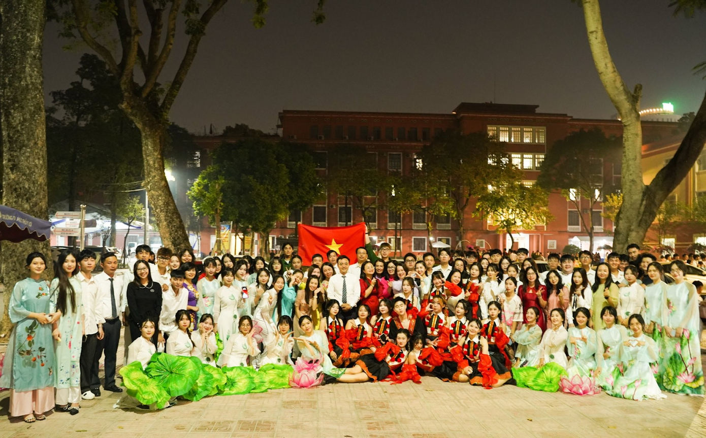 Tập thể sinh viên, giảng viên Khoa Luật và Lý luận chính trị rạng rỡ trong Hội diễn văn nghệ chào mừng 65 năm thành lập Trường. Tập thể sinh viên, giảng viên Khoa Luật và Lý luận chính trị rạng rỡ trong Hội diễn văn nghệ chào mừng 65 năm thành lập Trường.