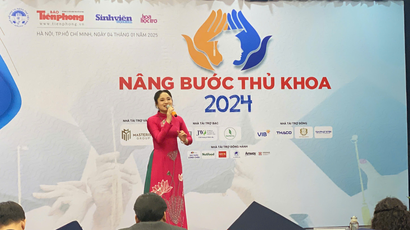 Ca sĩ Nguyễn Thu Lương đã mang đến phần trình diễn đầy cảm xúc, chạm đến trái tim khán giả tại chương trình "Nâng bước Thủ khoa 2024".