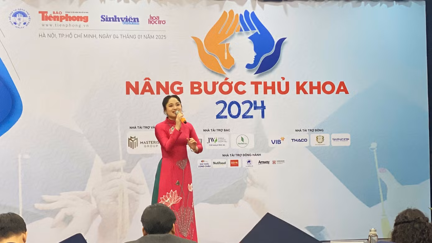 Ca sĩ Nguyễn Thu Lương đã mang đến phần trình diễn đầy cảm xúc, chạm đến trái tim khán giả tại chương trình "Nâng bước Thủ khoa 2024".