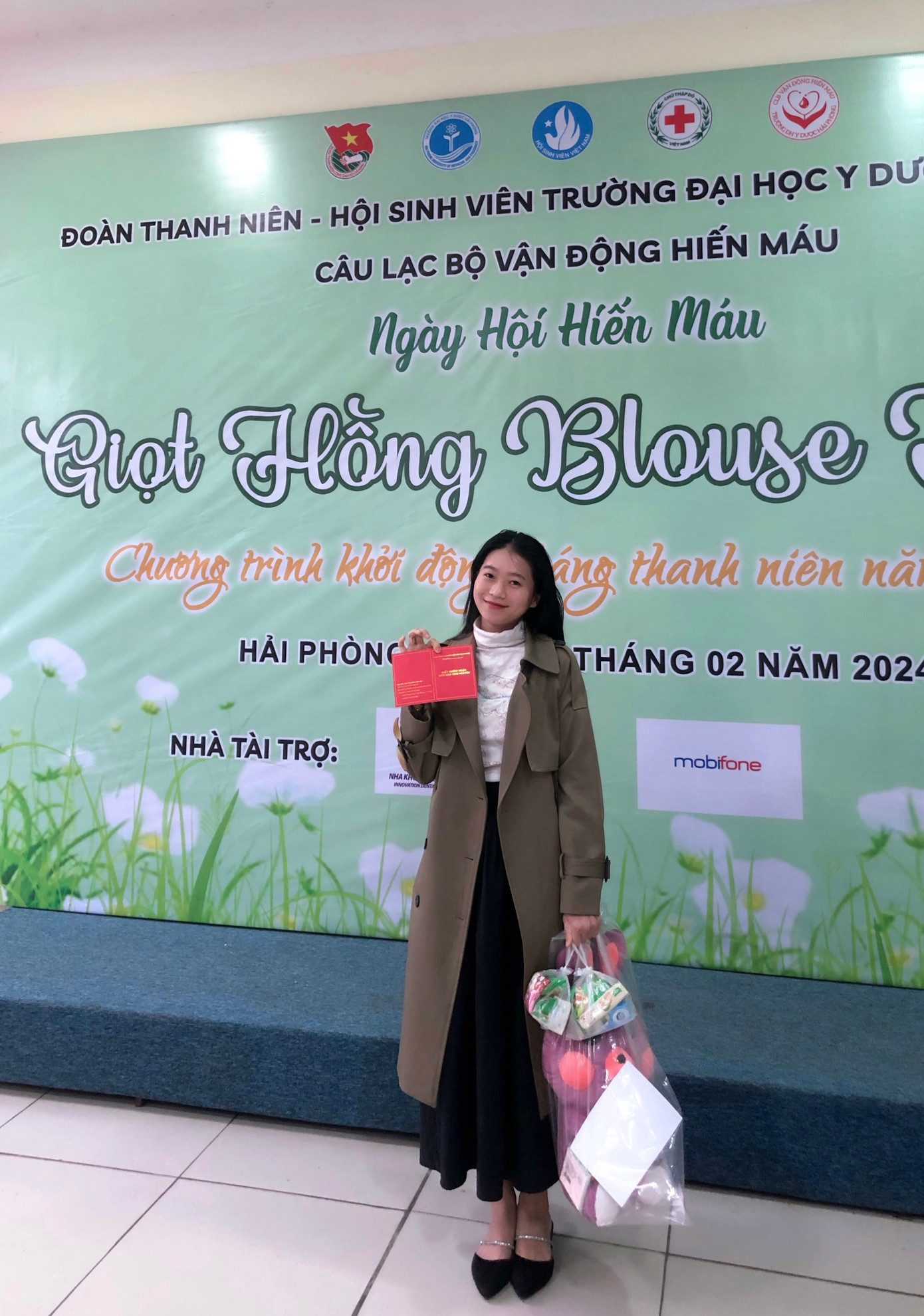 Kim Thúy hiến máu tình nguyện tại Trường Đại học Y Dược Hải Phòng. Kim Thúy hiến máu tình nguyện tại Trường Đại học Y Dược Hải Phòng.