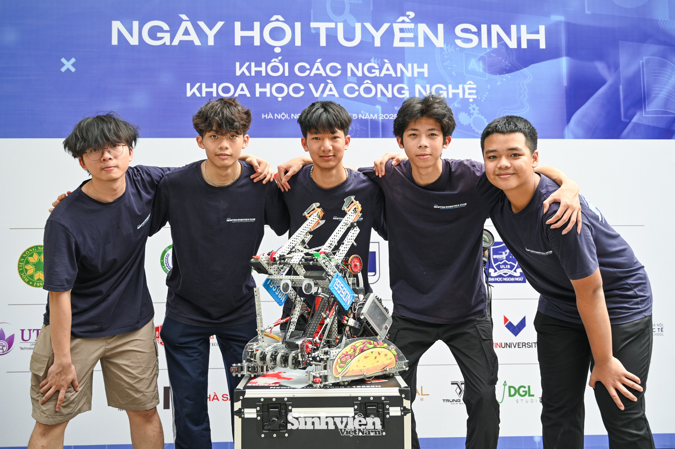 CLB Newton Robotics Club tại Ngày hội tuyển sinh khối các ngành Khoa học và Công nghệ.