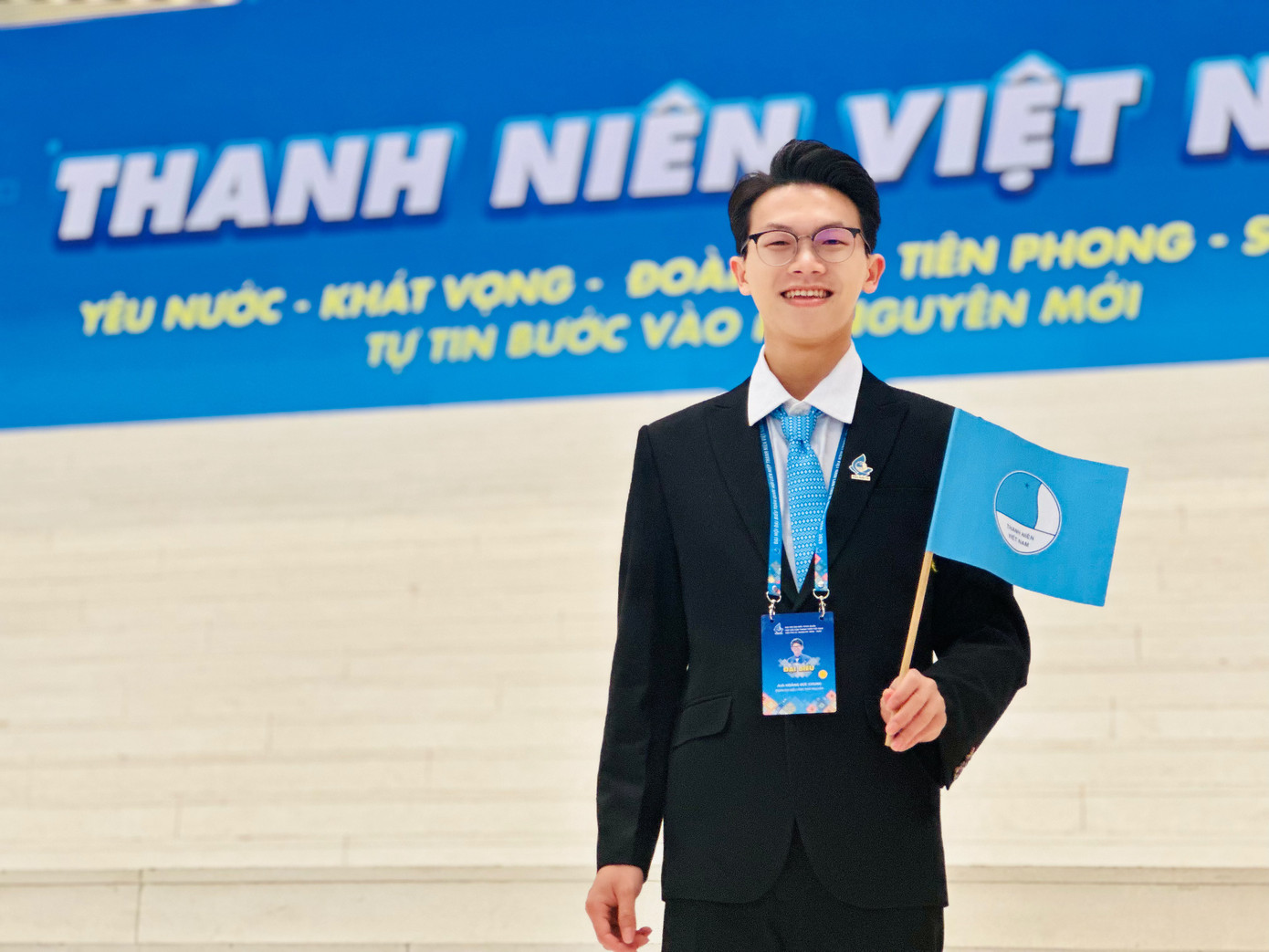 Hoàng Đức Chung sinh viên K56 (2020-2025) ngành Kỹ thuật máy tính, Khoa Điện tử, Trường Đại học Kỹ thuật công nghiệp, Đại học Thái Nguyên. Hoàng Đức Chung sinh viên K56 (2020-2025) ngành Kỹ thuật máy tính, Khoa Điện tử, Trường Đại học Kỹ thuật công nghiệp, Đại học Thái Nguyên.