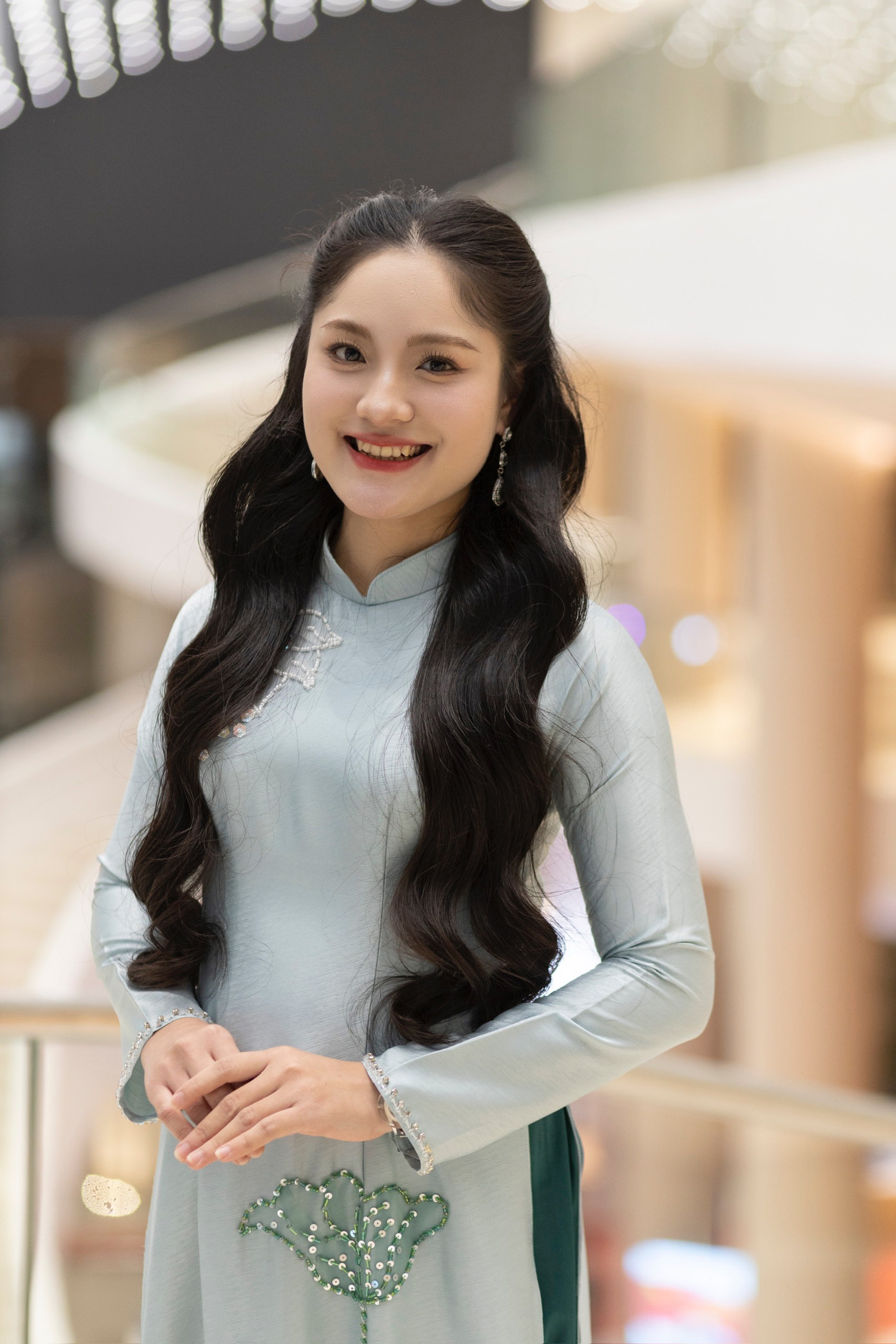 Thu Lương còn gây ấn tượng bởi nhan sắc xinh đẹp, dịu dàng với mái tóc dài.