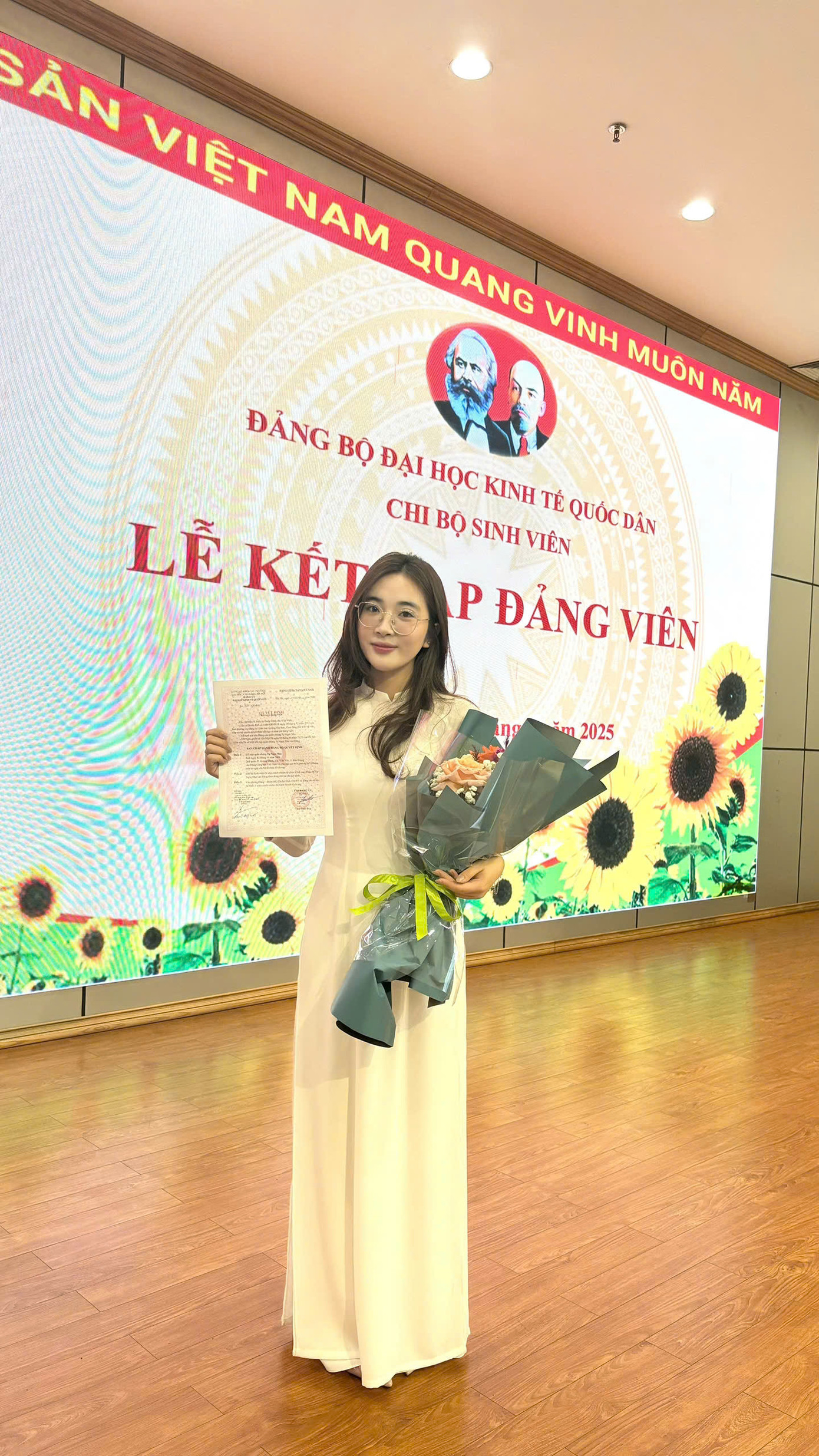 Ngọc Mai trong lễ kết nạp Đảng viên.