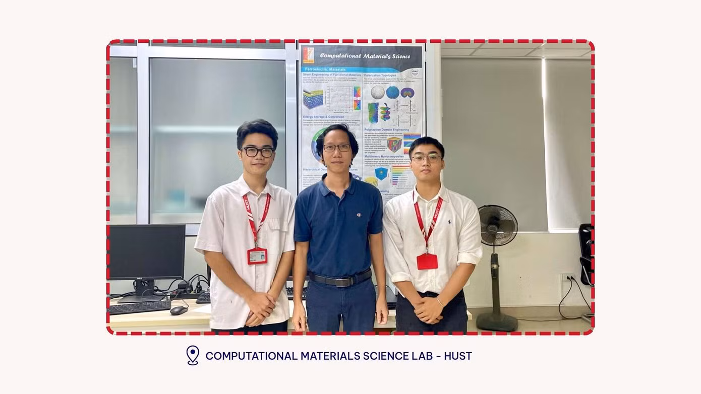 Phúc cùng thầy hướng dẫn PGS.TS. Lê Văn Lịch và bạn cùng lab.