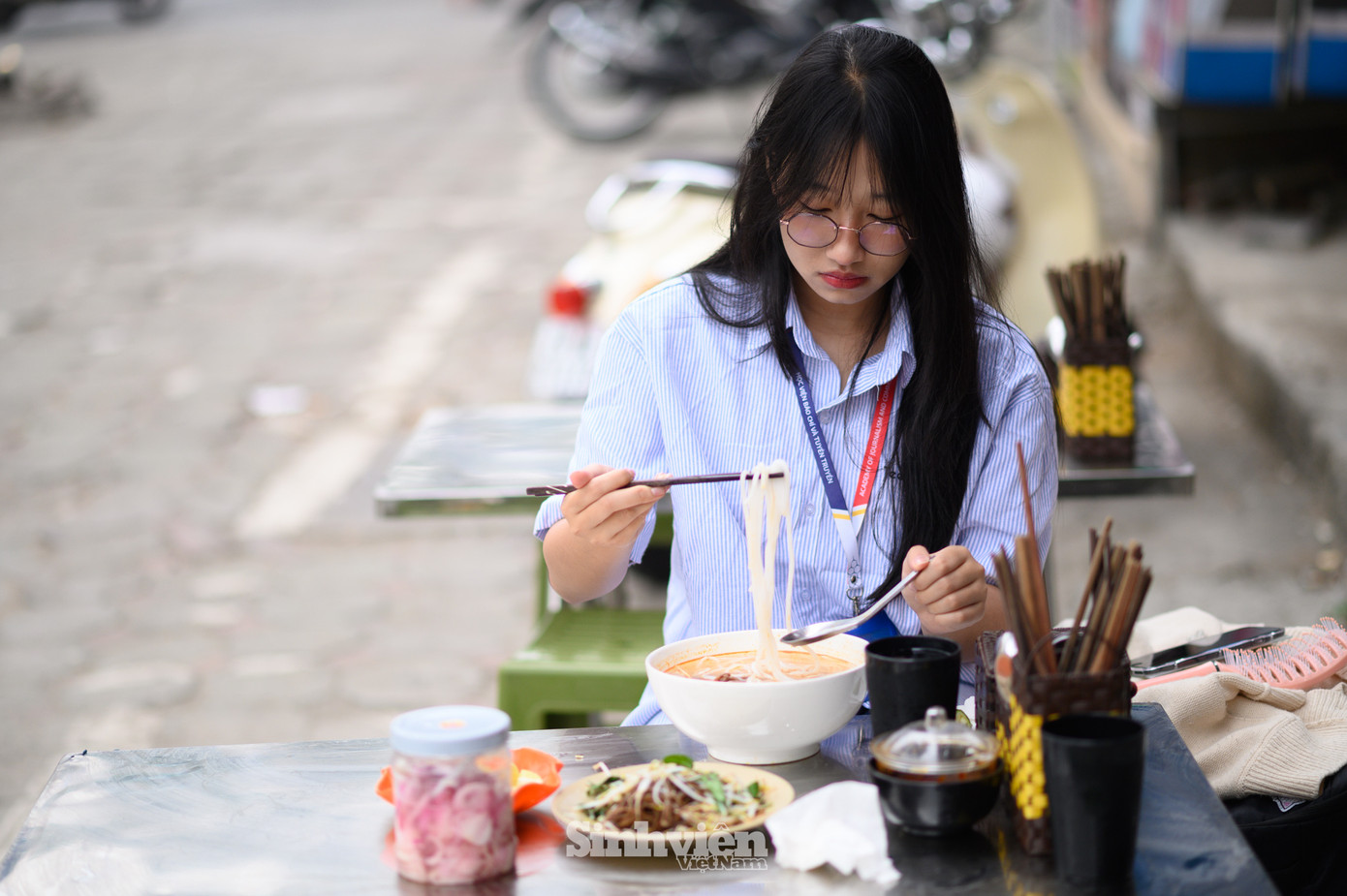 Khi trở lại cuộc sống sinh viên, Quỳnh Anh phải tự lo liệu mọi thứ. Không còn những bữa cơm mẹ nấu, những đòn bánh tét hay nồi thịt kho, thay vào đó, cô chọn cơm quán để tiết kiệm thời gian.