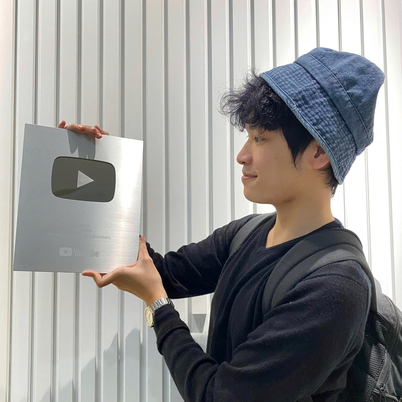 Longviolin từng nhận nút bạc từ Youtube với hơn 140 nghìn người đăng ký, hơn 50 triệu lượt xem.