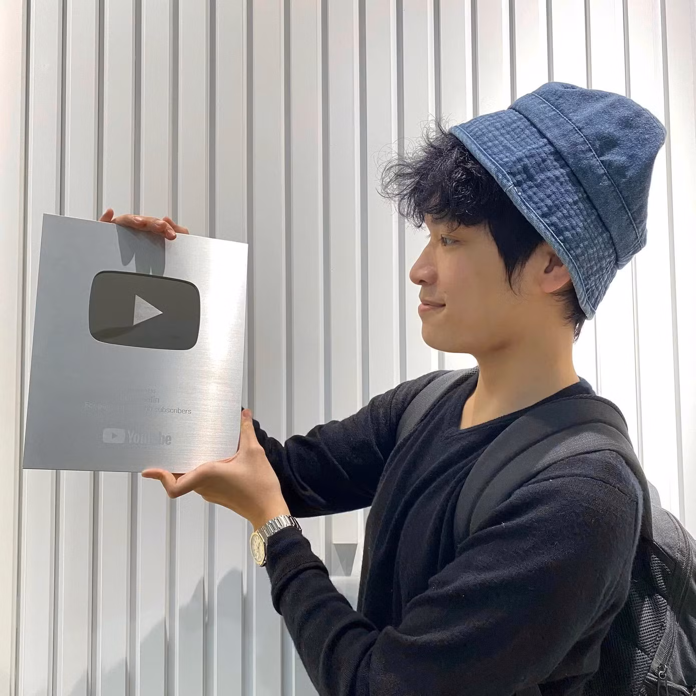 Longviolin từng nhận nút bạc từ Youtube với hơn 140 nghìn người đăng ký, hơn 50 triệu lượt xem.