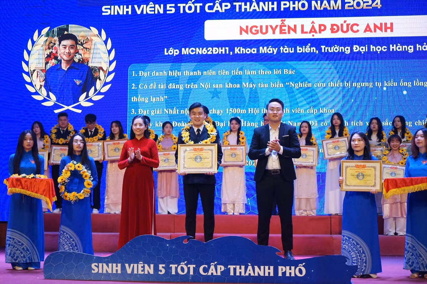 Đức Anh vinh dự được trao danh hiệu “Sinh viên 5 tốt” cấp Thành phố năm 2024.
