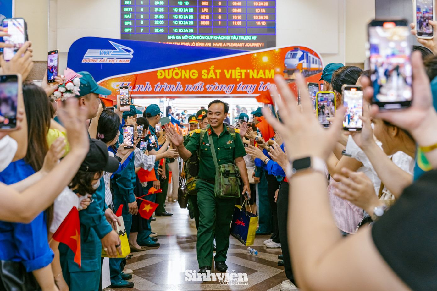 Sau hành trình dài di chuyển, các "chiến sĩ A80" rạng rỡ bước xuống tàu trong sự đón chào nồng nhiệt.