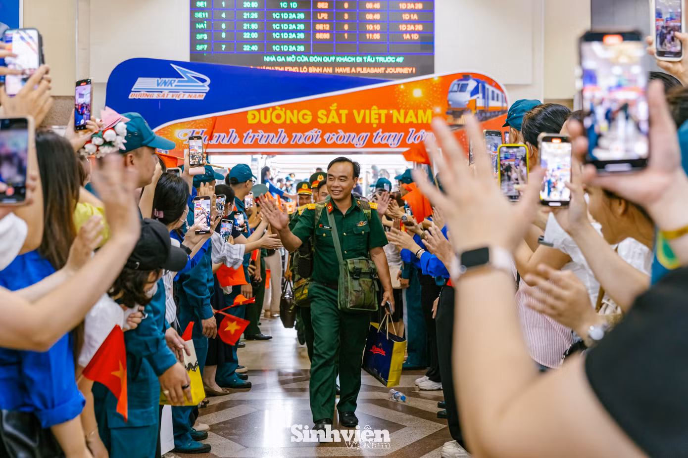 Sau hành trình dài di chuyển, các "chiến sĩ A80" rạng rỡ bước xuống tàu trong sự đón chào nồng nhiệt.