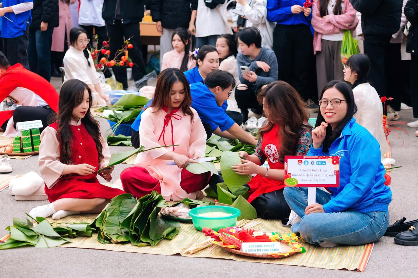 Sinh viên Trường Đại học Hải Phòng tham gia “Ngày hội Gói bánh chưng và Giao lưu sinh viên quốc tế nhân dịp Tết Nguyên Đán Ất Tỵ 2025”. (Nguồn: Trường Đại học Hải Phòng) Sinh viên Trường Đại học Hải Phòng tham gia “Ngày hội Gói bánh chưng và Giao lưu sinh viên quốc tế nhân dịp Tết Nguyên Đán Ất Tỵ 2025”. (Nguồn: Trường Đại học Hải Phòng)