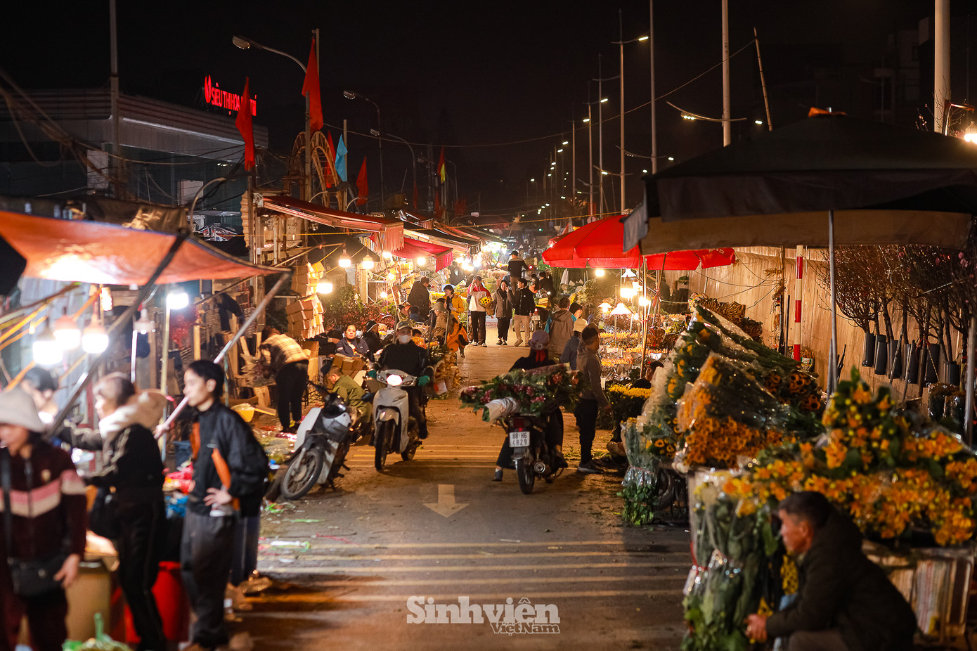 Chợ hoa Quảng An là một trong những chợ hoa lớn nhất Thủ đô, mỗi dịp lễ, Tết, chợ hoa luôn trong cảnh tấp nập, đông đúc từ tối cho đến rạng sáng. Tuy nhiên, dịp Valentine năm nay, phóng viên ghi nhận cảnh vắng vẻ lạ thường.