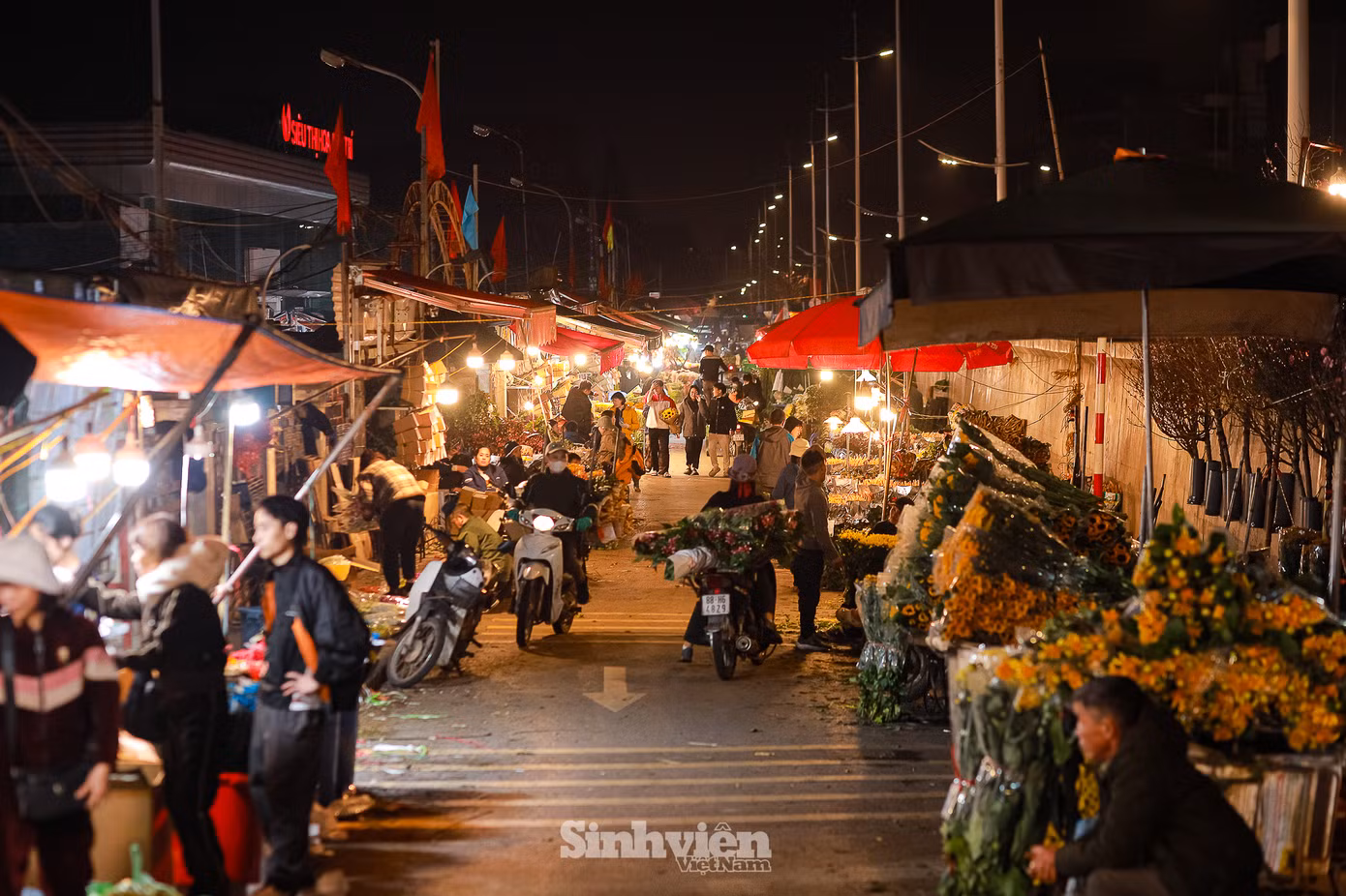 Chợ hoa Quảng An là một trong những chợ hoa lớn nhất Thủ đô, mỗi dịp lễ, Tết, chợ hoa luôn trong cảnh tấp nập, đông đúc từ tối cho đến rạng sáng. Tuy nhiên, dịp Valentine năm nay, phóng viên ghi nhận cảnh vắng vẻ lạ thường.