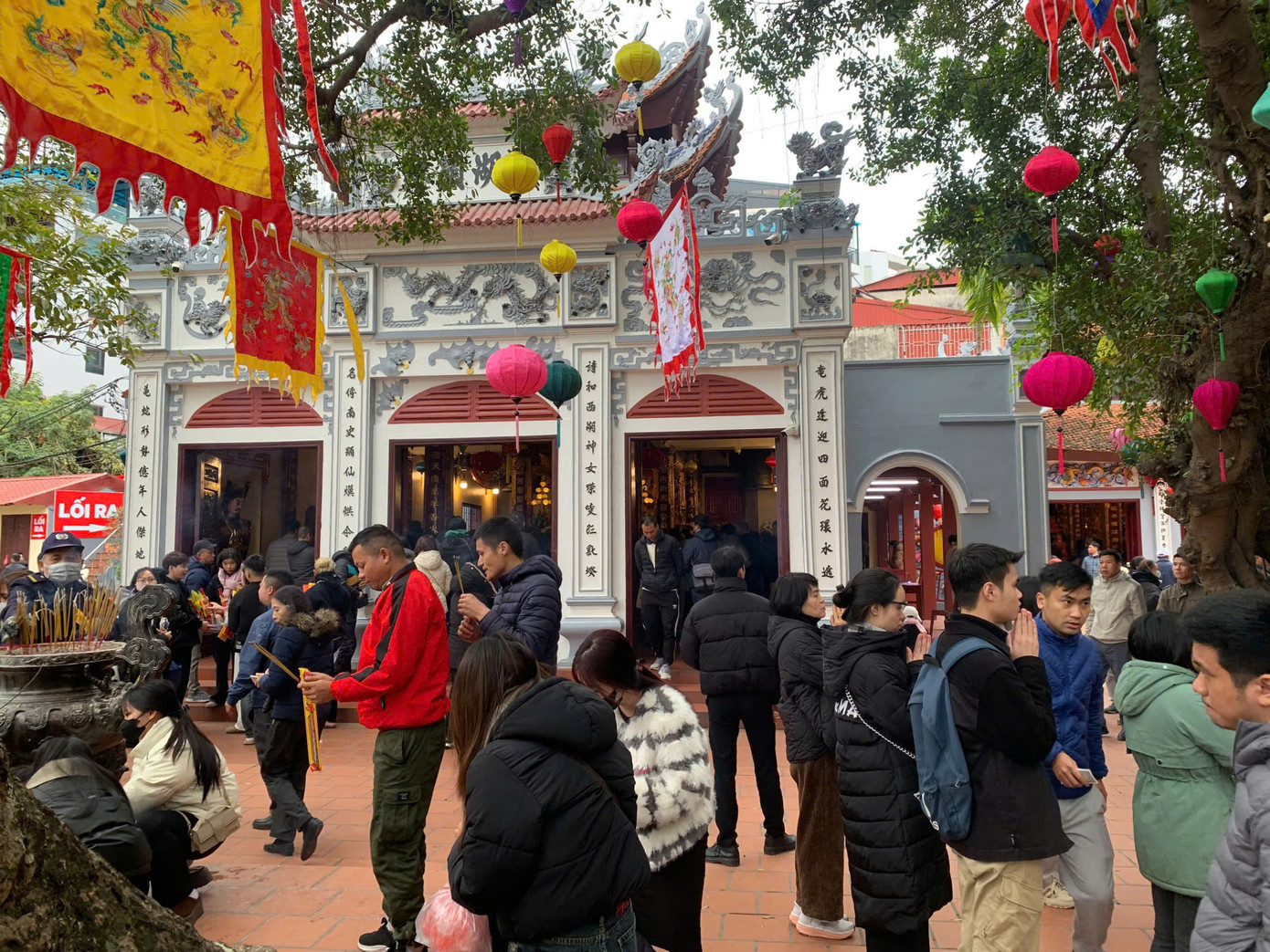 Mọi người thành tâm thắp hương dâng lễ đầu năm. Mọi người thành tâm thắp hương dâng lễ đầu năm.