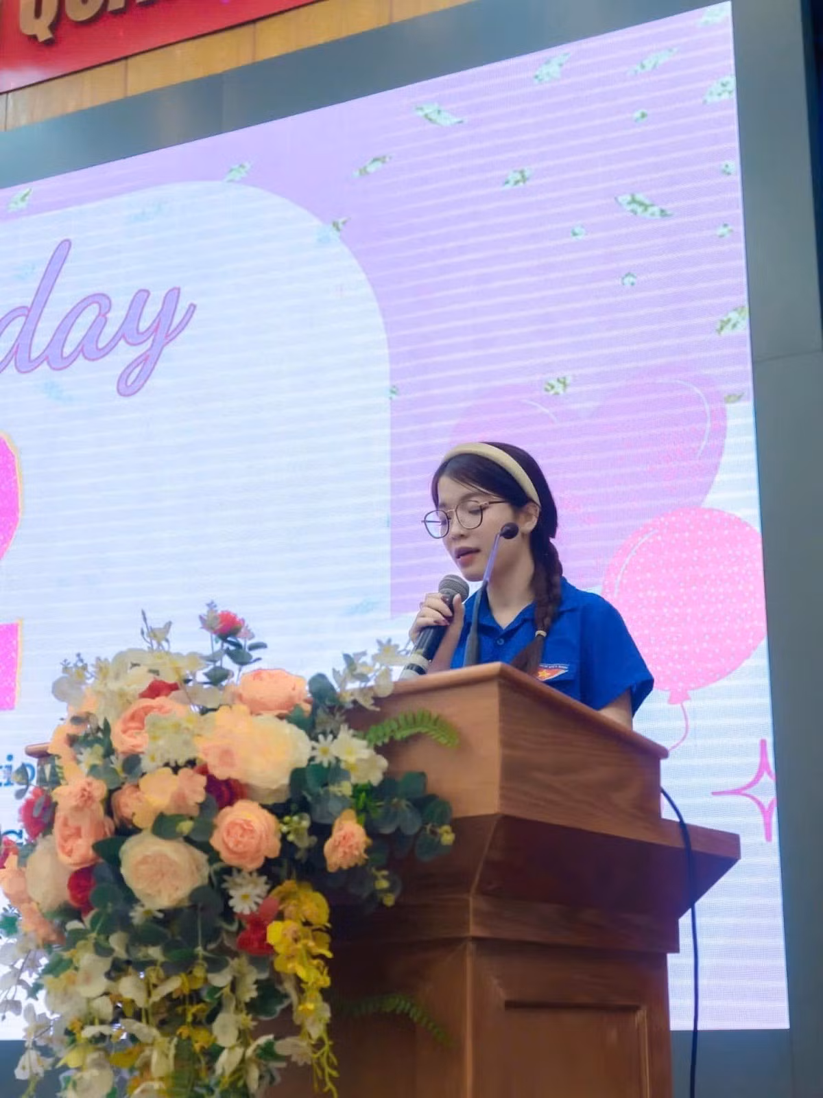 Hoa khôi Trà My trong trang phục áo Đoàn Thanh niên. Hoa khôi Trà My trong trang phục áo Đoàn Thanh niên.