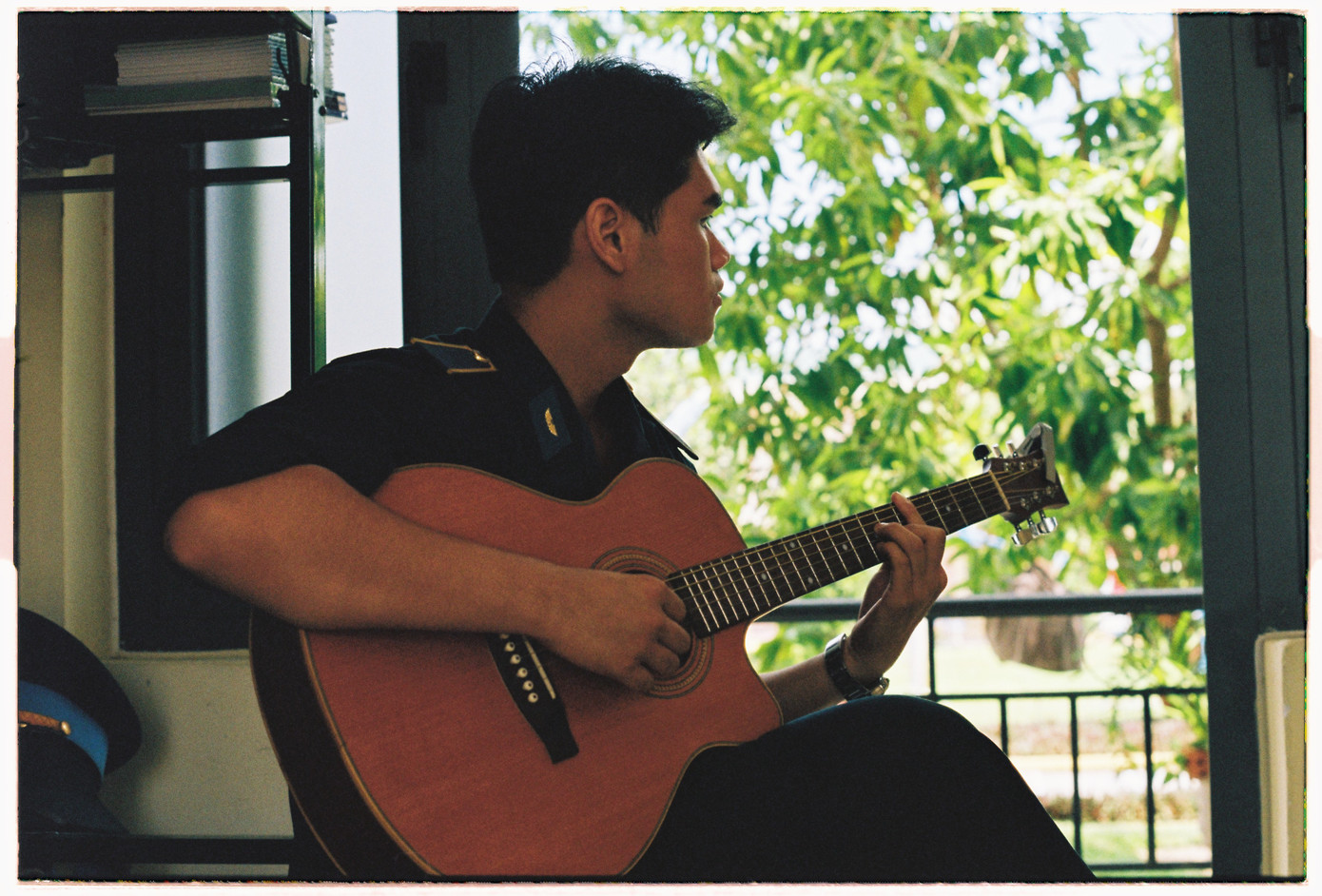 Nam Khánh tự “biến tấu” những niềm vui nhỏ nhặt trong ngày để mang không khí Tết đến bên cạnh và phần nào vơi đi nỗi nhớ nhà. Nam Khánh tự “biến tấu” những niềm vui nhỏ nhặt trong ngày để mang không khí Tết đến bên cạnh và phần nào vơi đi nỗi nhớ nhà.