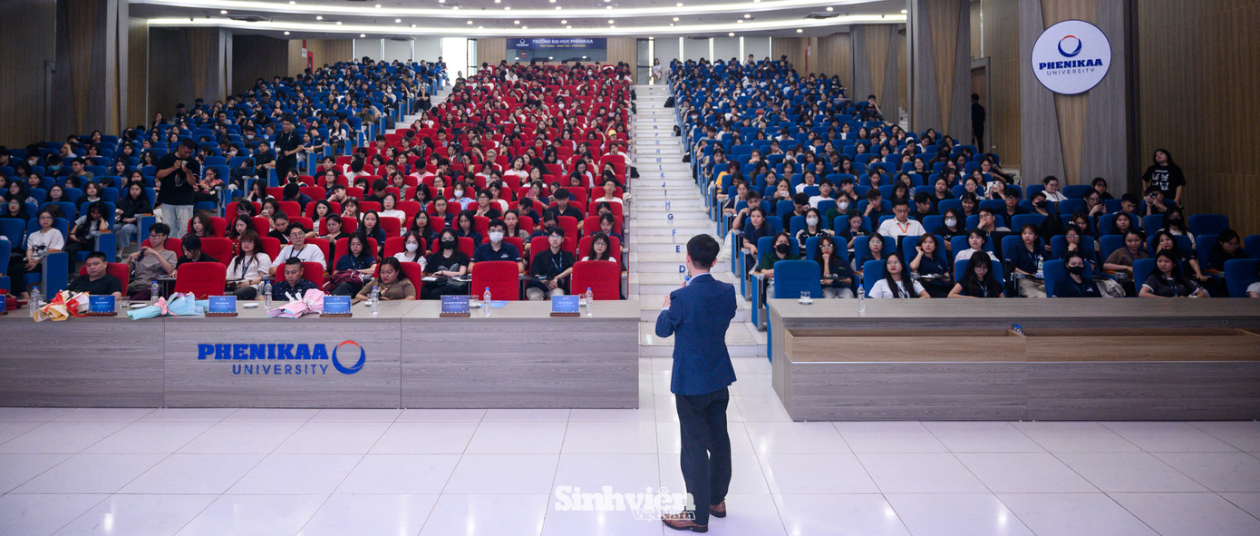 Hội trường gần 1000 sinh viên tràn đầy hứng khởi học tập, sinh viên đặc biệt thích thú với những "bí mật" được tác giả, nhà báo Nguyễn Tuấn Anh hé lộ từ cuốn sách Trường học hay Trường đời. Hội trường gần 1000 sinh viên tràn đầy hứng khởi học tập, sinh viên đặc biệt thích thú với những "bí mật" được tác giả, nhà báo Nguyễn Tuấn Anh hé lộ từ cuốn sách Trường học hay Trường đời.