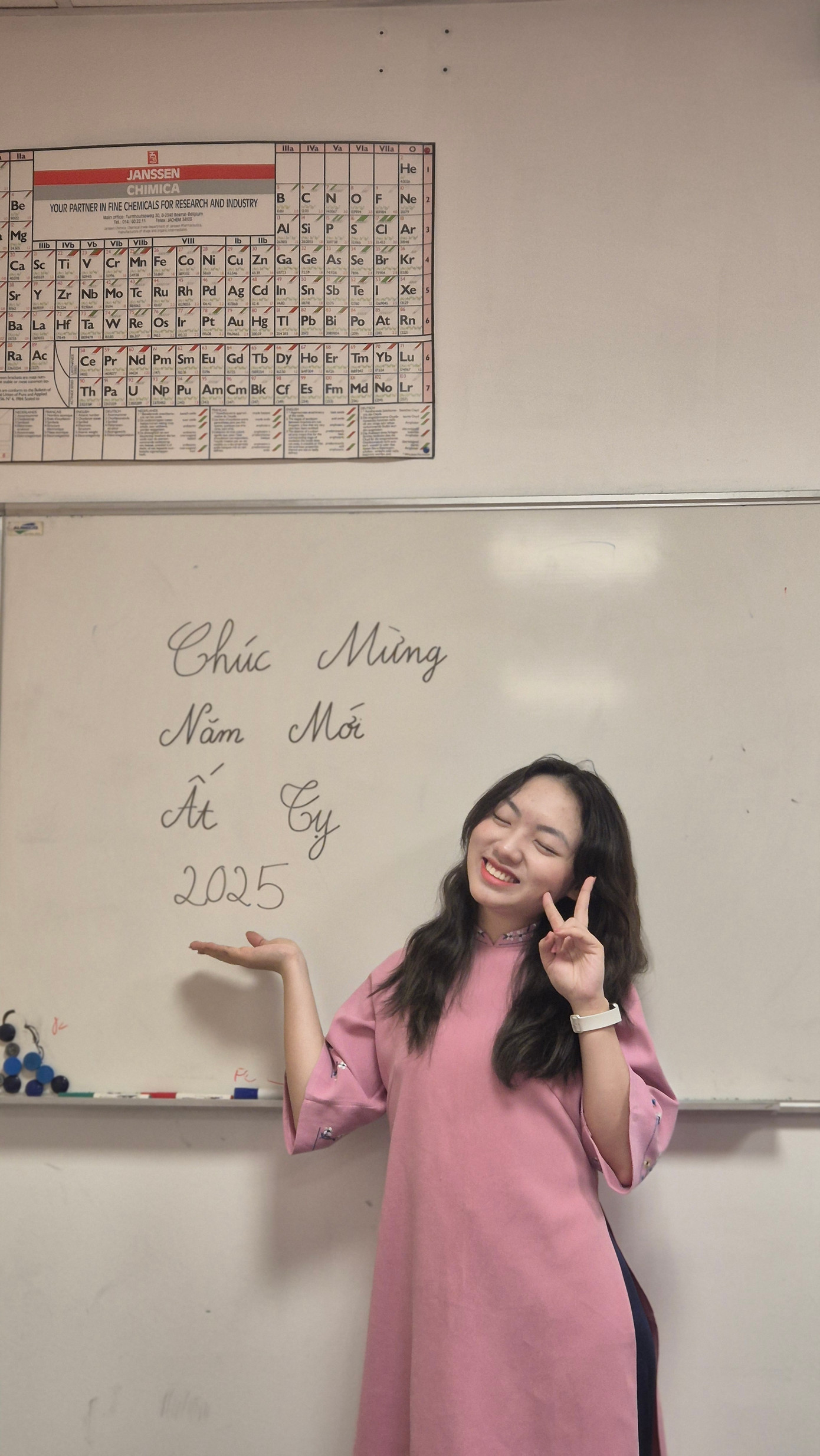 Lan mặc áo dài đến lớp vào ngày mùng 1 Tết một cách tinh tế để giới thiệu hình ảnh Việt Nam trong không gian học tập quốc tế. Lan mặc áo dài đến lớp vào ngày mùng 1 Tết một cách tinh tế để giới thiệu hình ảnh Việt Nam trong không gian học tập quốc tế.