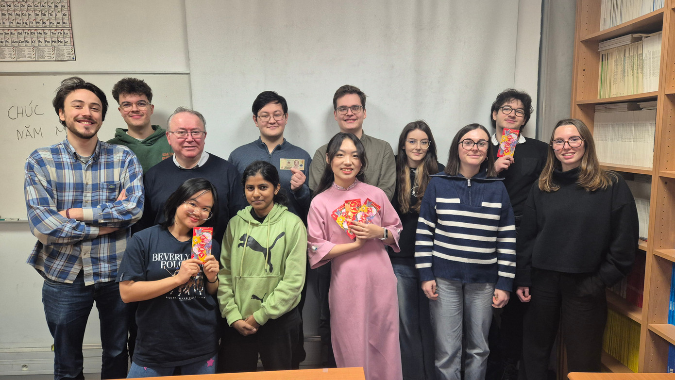 Lan diện áo dài tết trong lớp học, mang sắc xuân vào giảng đường và chia sẻ nét đẹp truyền thống Việt Nam với bạn bè quốc tế. Lan diện áo dài tết trong lớp học, mang sắc xuân vào giảng đường và chia sẻ nét đẹp truyền thống Việt Nam với bạn bè quốc tế.