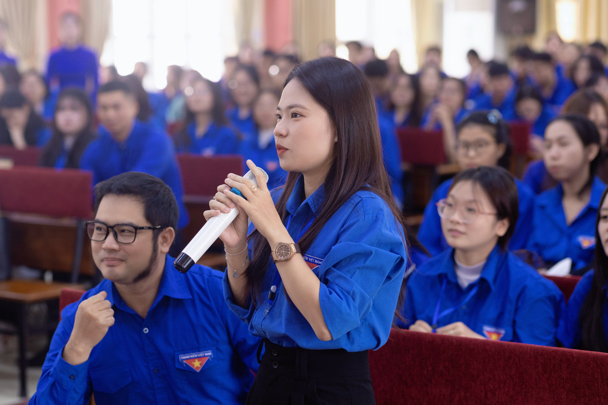 Hoàng Ngân tham gia đóng góp ý kiến tại cuộc họp Đoàn Thanh niên.