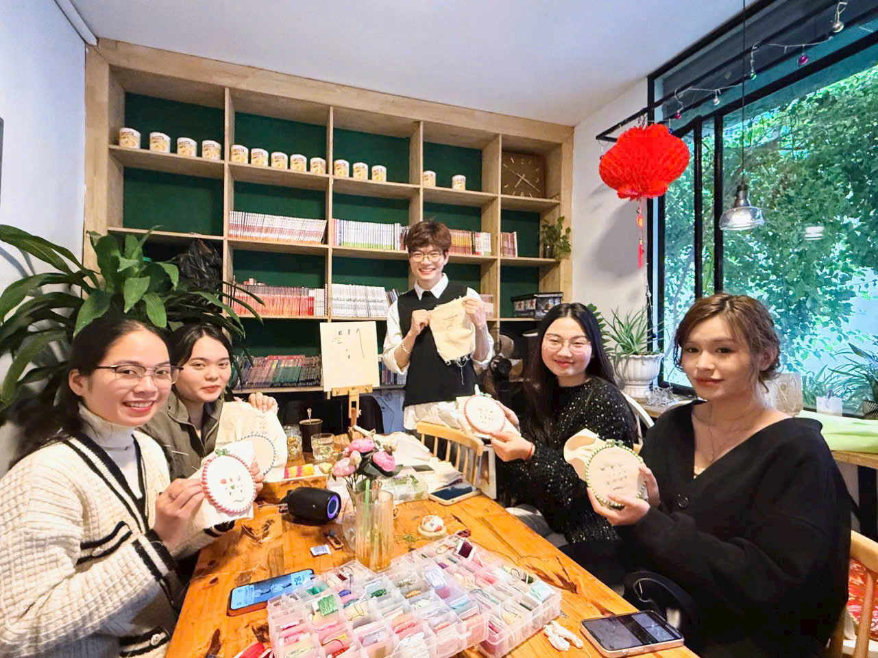 Các nữ sinh năm 4 cùng nhau rèn luyện sự khéo léo, kiên nhẫn qua buổi workshop thêu tay đầy thú vị. Các nữ sinh năm 4 cùng nhau rèn luyện sự khéo léo, kiên nhẫn qua buổi workshop thêu tay đầy thú vị.