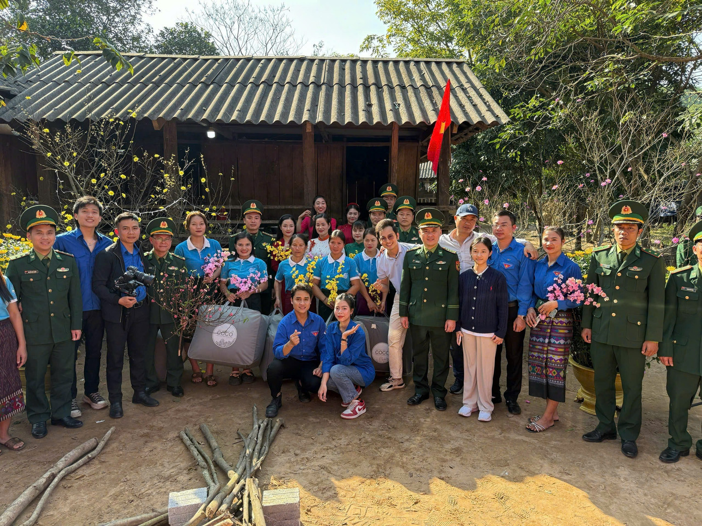 Những món quà nhỏ nhưng đong đầy tình cảm được trao tận tay đồng bào dân tộc thiểu số. Những món quà nhỏ nhưng đong đầy tình cảm được trao tận tay đồng bào dân tộc thiểu số.