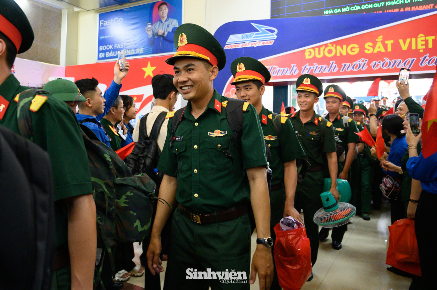 Các chiến sĩ thực hiện nhiệm vụ A80 nhận được sự chào đón nồng nhiệt từ các cựu chiến binh, các bạn trẻ, đoàn viên thanh niên.