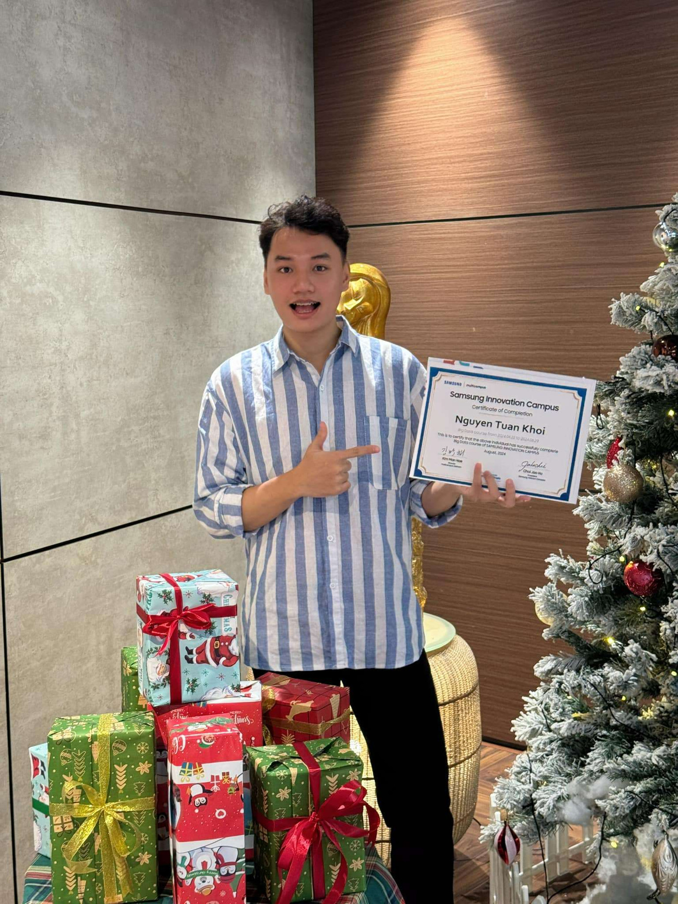 Nguyễn Tuấn Khôi luôn theo đuổi giá trị sống để giúp đỡ mọi người. Nguyễn Tuấn Khôi luôn theo đuổi giá trị sống để giúp đỡ mọi người.