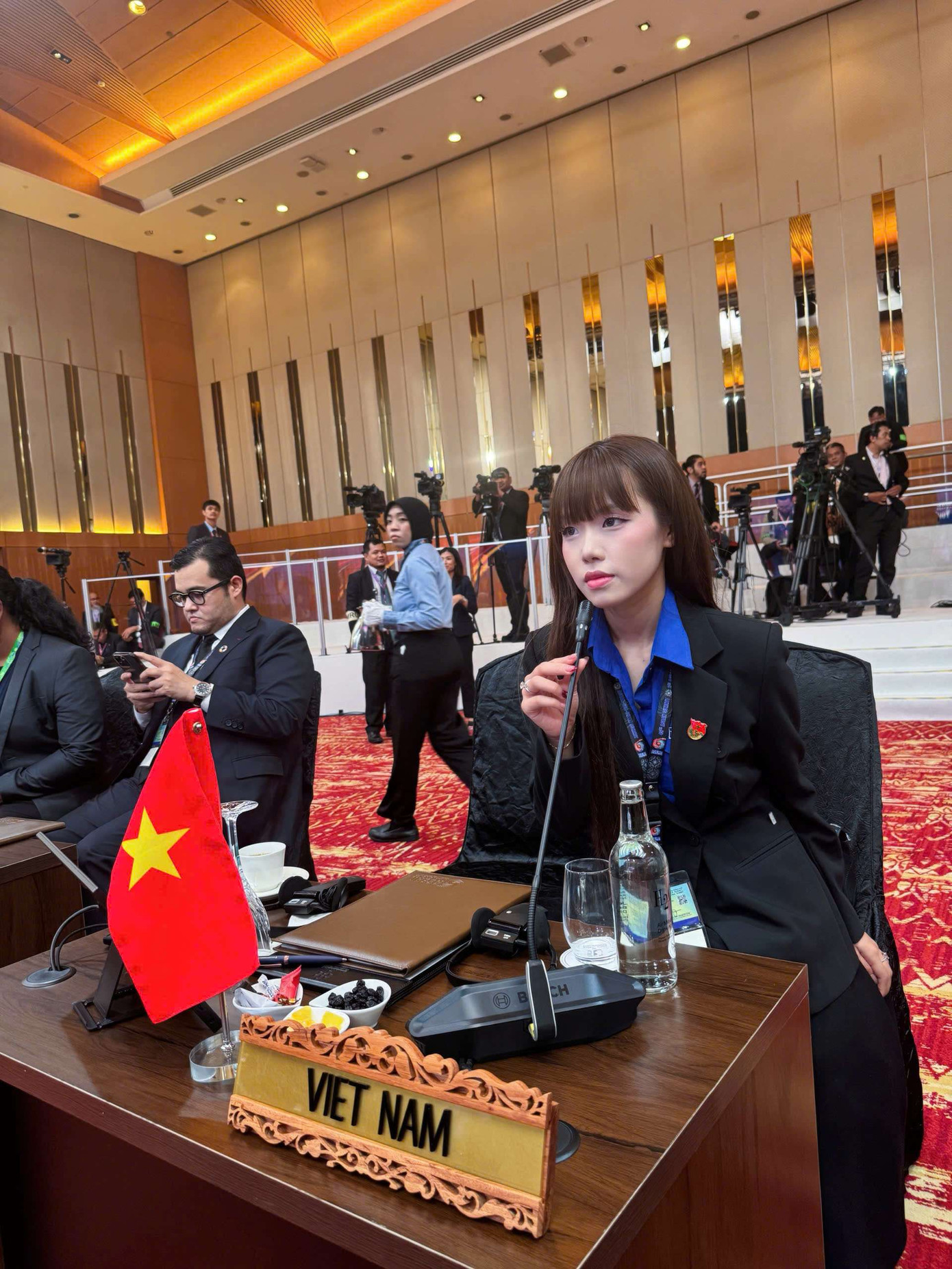 Cô chia sẻ: “Tôi tin rằng, thanh niên ASEAN, bằng nhiệt huyết và sự sáng tạo, sẽ là lực lượng tiên phong trong chuyển đổi số, giáo dục chất lượng và bảo vệ môi trường. Chúng tôi muốn ASEAN là một không gian học tập và phát triển bình đẳng cho mọi bạn trẻ.” Cô chia sẻ: “Tôi tin rằng, thanh niên ASEAN, bằng nhiệt huyết và sự sáng tạo, sẽ là lực lượng tiên phong trong chuyển đổi số, giáo dục chất lượng và bảo vệ môi trường. Chúng tôi muốn ASEAN là một không gian học tập và phát triển bình đẳng cho mọi bạn trẻ.”