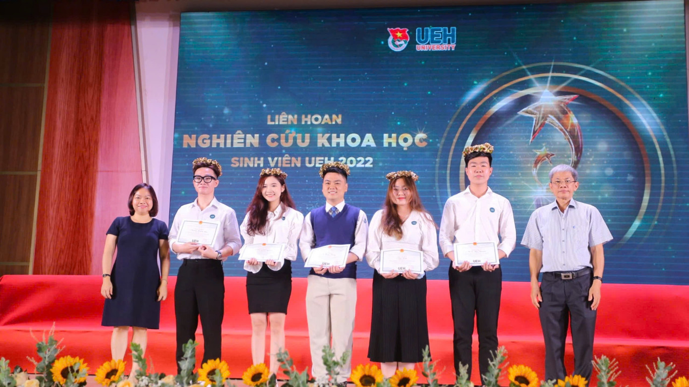 Thảo Nguyên cùng nhóm nhận giải thưởng Nghiên cứu khoa học Nhà kinh tế trẻ UEH 2022 tại Đại học UEH.