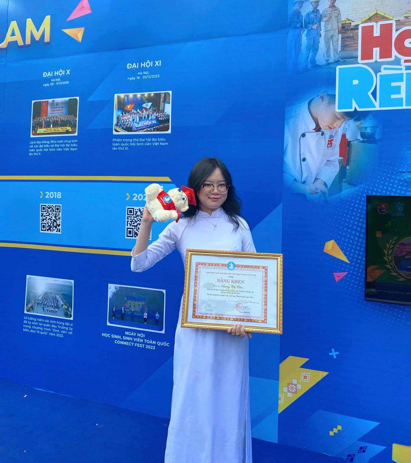 Thảo nhận Giấy khen Sinh viên 5 tốt cấp Thành phố.