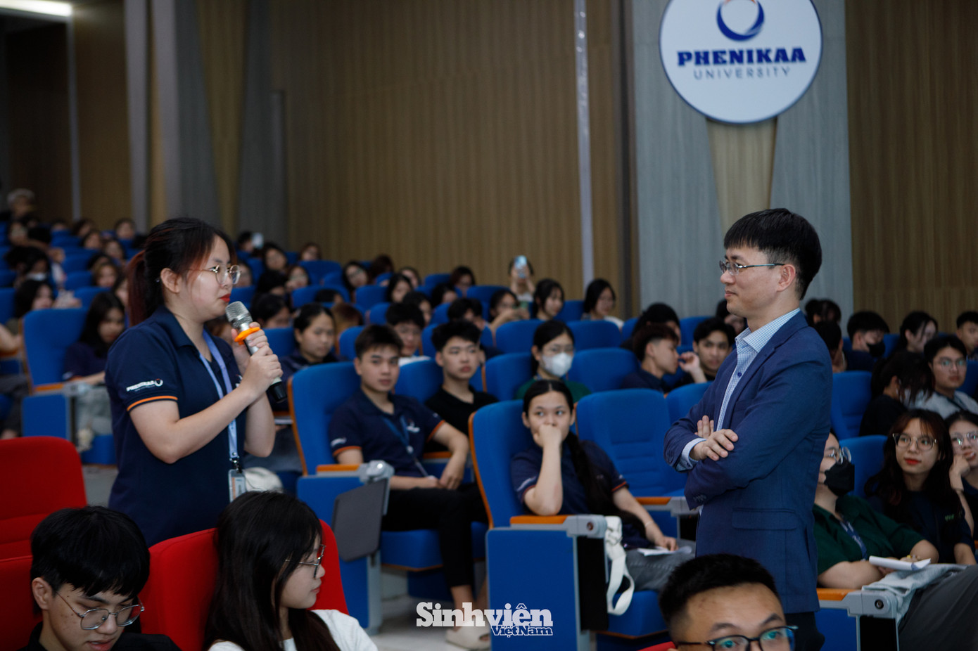 Diễn giả, nhà báo Nguyễn Tuấn Anh đã truyền cảm hứng cho gần 1.000 sinh viên tại chương trình bằng những chia sẻ tâm huyết về học tập suốt đời, khả năng thích ứng linh hoạt trước sự đổi mới không ngừng và ứng dụng khoa học công nghệ trong học tập và công việc. Anh cũng dành nhiều thời gian đề lắng nghe và trao đổi với các bạn sinh viên Đại học Phenikaa. Diễn giả, nhà báo Nguyễn Tuấn Anh đã truyền cảm hứng cho gần 1.000 sinh viên tại chương trình bằng những chia sẻ tâm huyết về học tập suốt đời, khả năng thích ứng linh hoạt trước sự đổi mới không ngừng và ứng dụng khoa học công nghệ trong học tập và công việc. Anh cũng dành nhiều thời gian đề lắng nghe và trao đổi với các bạn sinh viên Đại học Phenikaa.